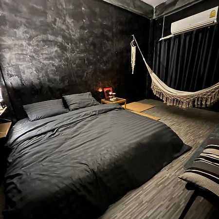 Stay Strays Hostel Bangkok Exterior photo