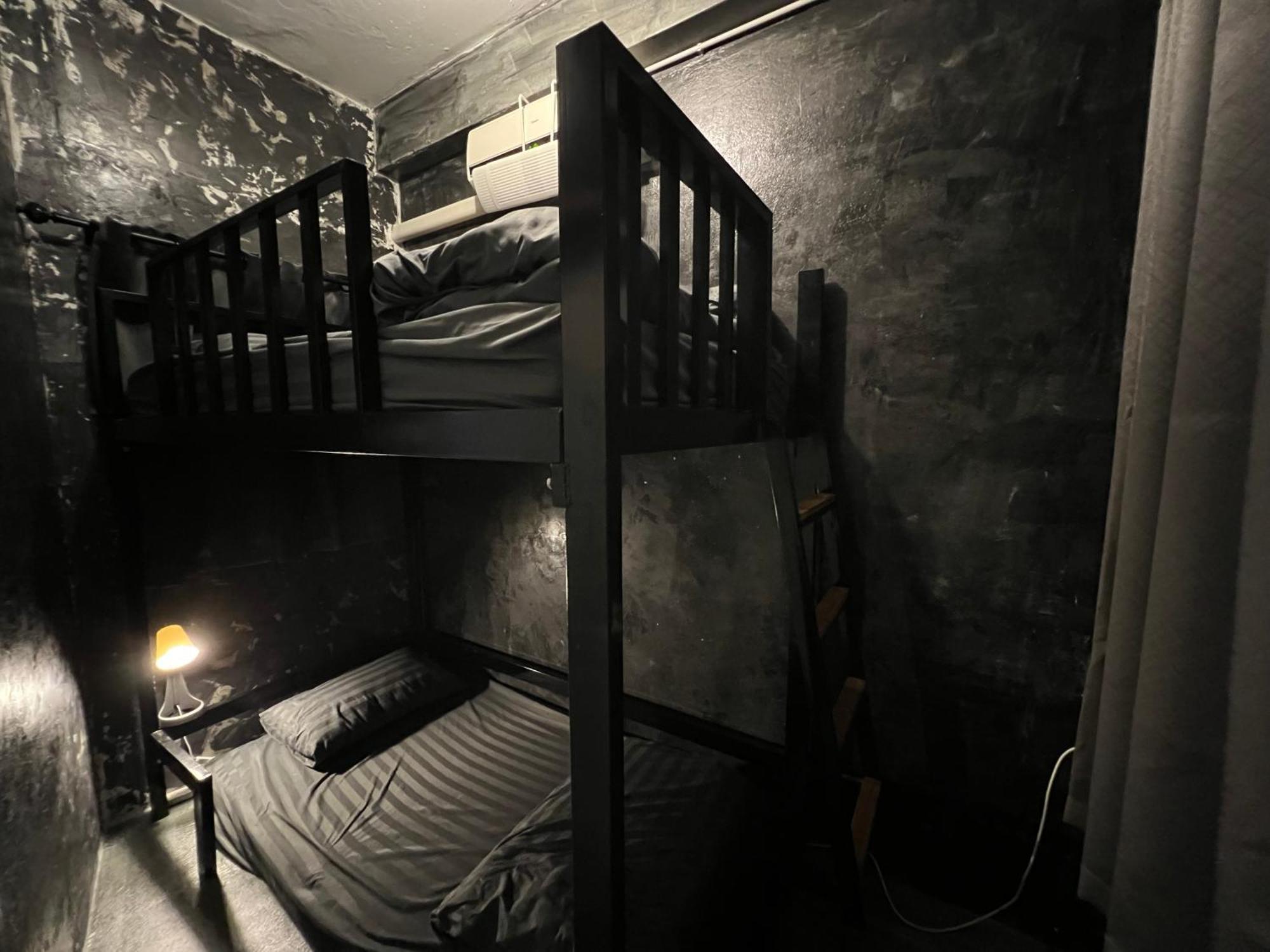 Stay Strays Hostel Bangkok Exterior photo