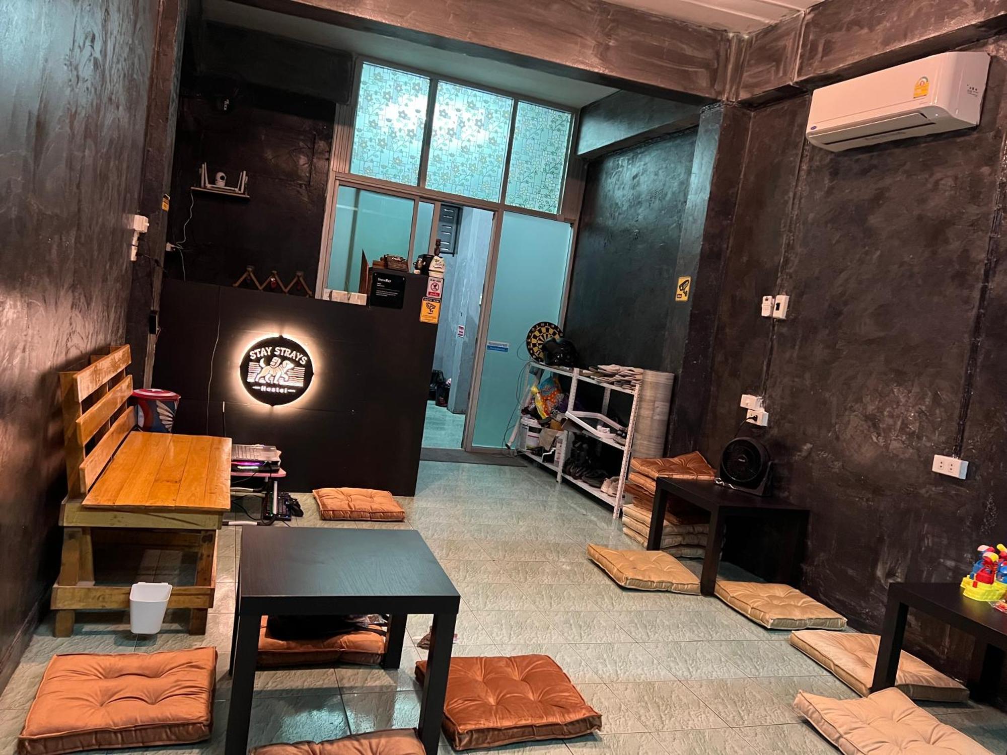 Stay Strays Hostel Bangkok Exterior photo