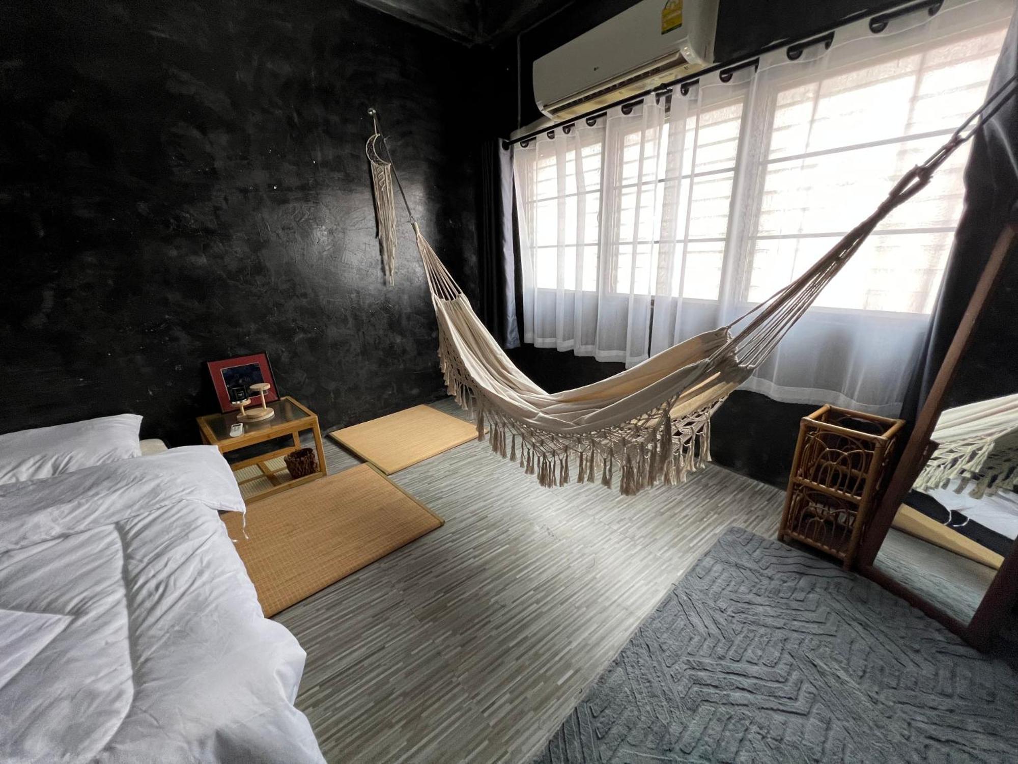 Stay Strays Hostel Bangkok Exterior photo