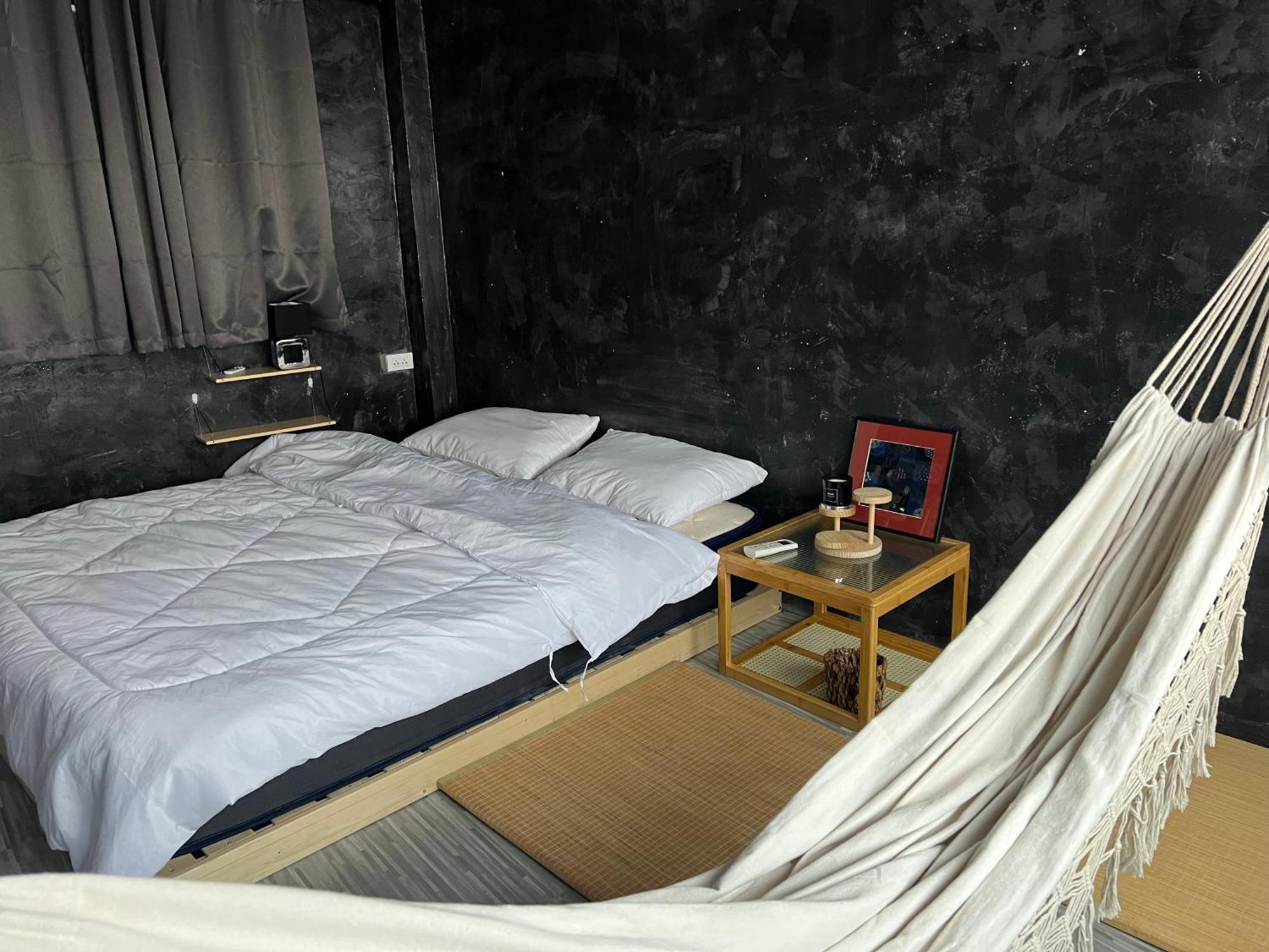 Stay Strays Hostel Bangkok Exterior photo
